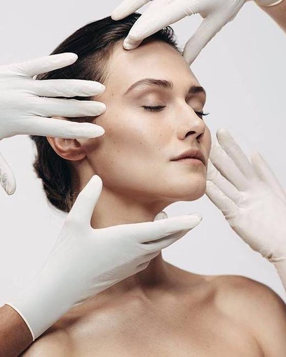 Avaliação facial com as mãos da profissional