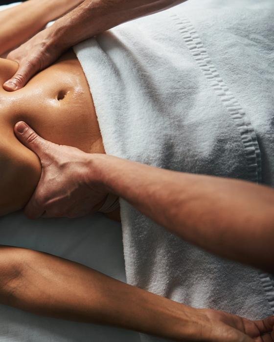 Massagem modeladora no abdômen